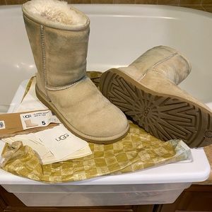 Classic sand short Uggs size 5